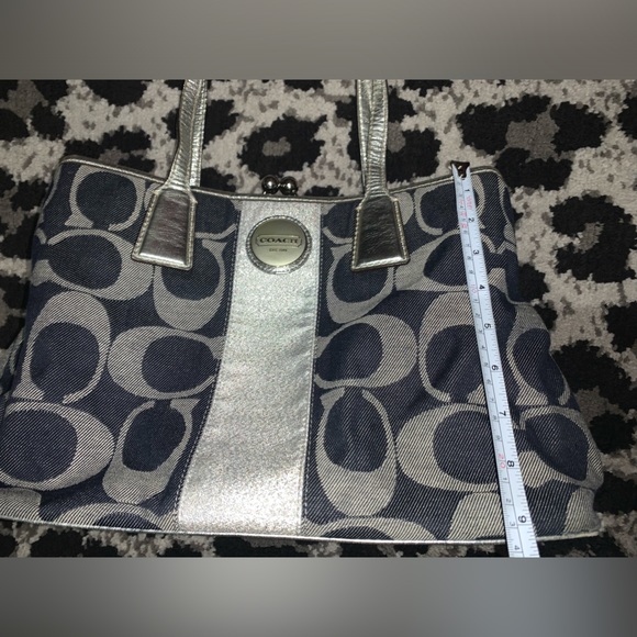 Coach purse. - Picture 13 of 16